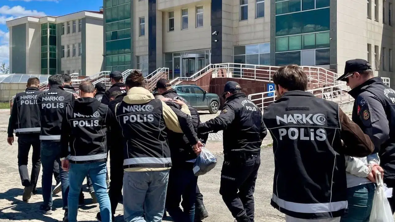 Kars’ta zehir tacirlerine geçit yok: Sokak satıcılarına yönelik baskında 2 kişi cezaevini boyladı