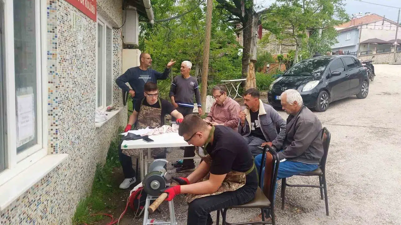 Meslek liseli gençlerden bayram öncesi büyük jest: Bıçaklar onların elinde keskinleşti