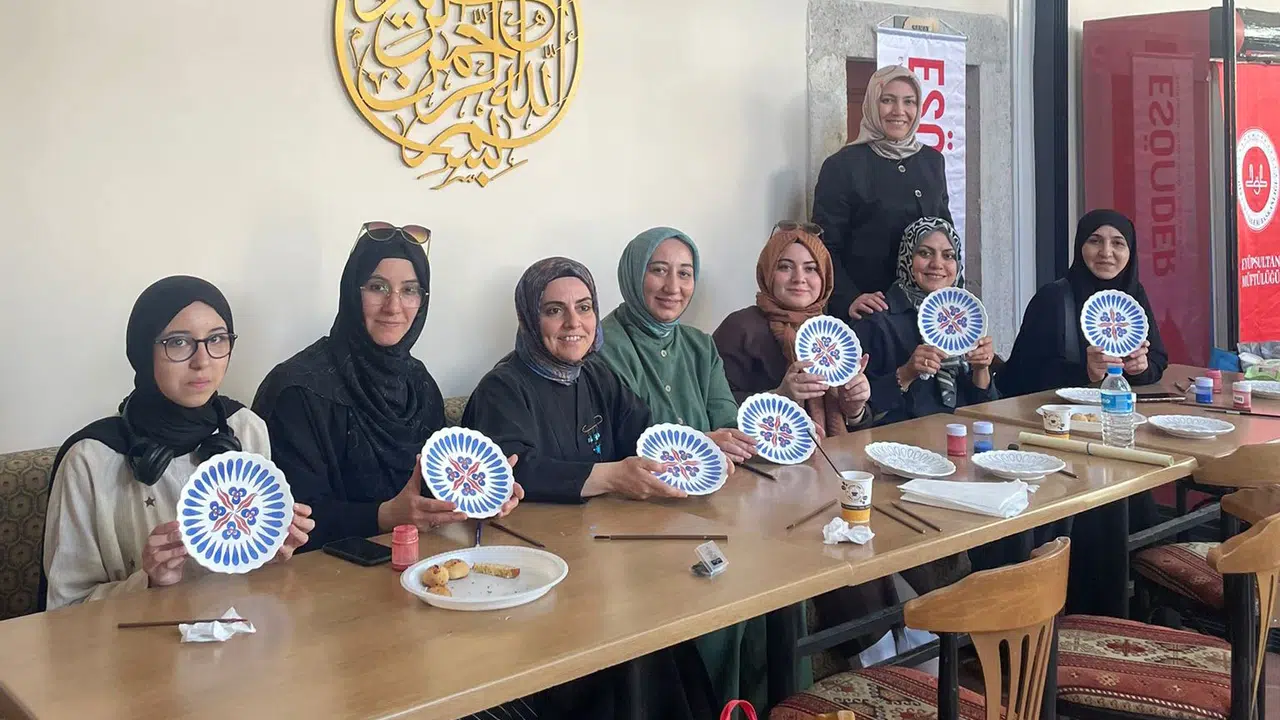 Tarihi medresede sanat rüzgarı: Mezunlar geleneksel el sanatlarıyla buluştu