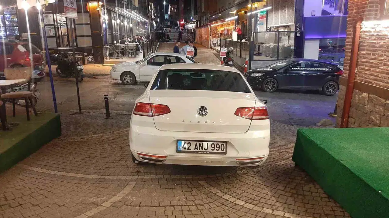 Bilecik'te yasak dinlemiyorlar: Yayalaştırılan sokağı otoparka çevirdiler