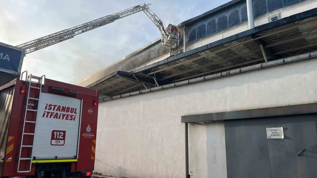 Esenyurt’ta korku dolu anlar: 6 katlı fabrikanın üst katları alevlere teslim oldu
