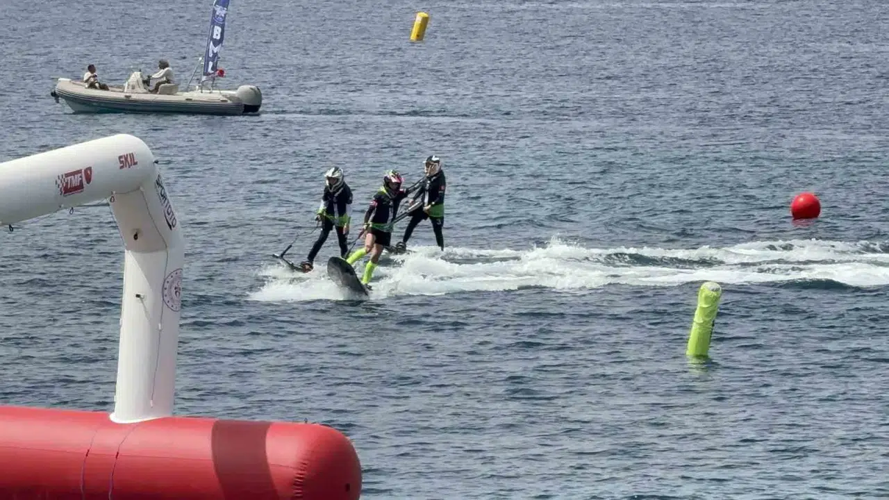 Bodrum’un mavi sularında hız tutkusu: 75 sporcu şampiyonluk için dalgalara meydan okudu