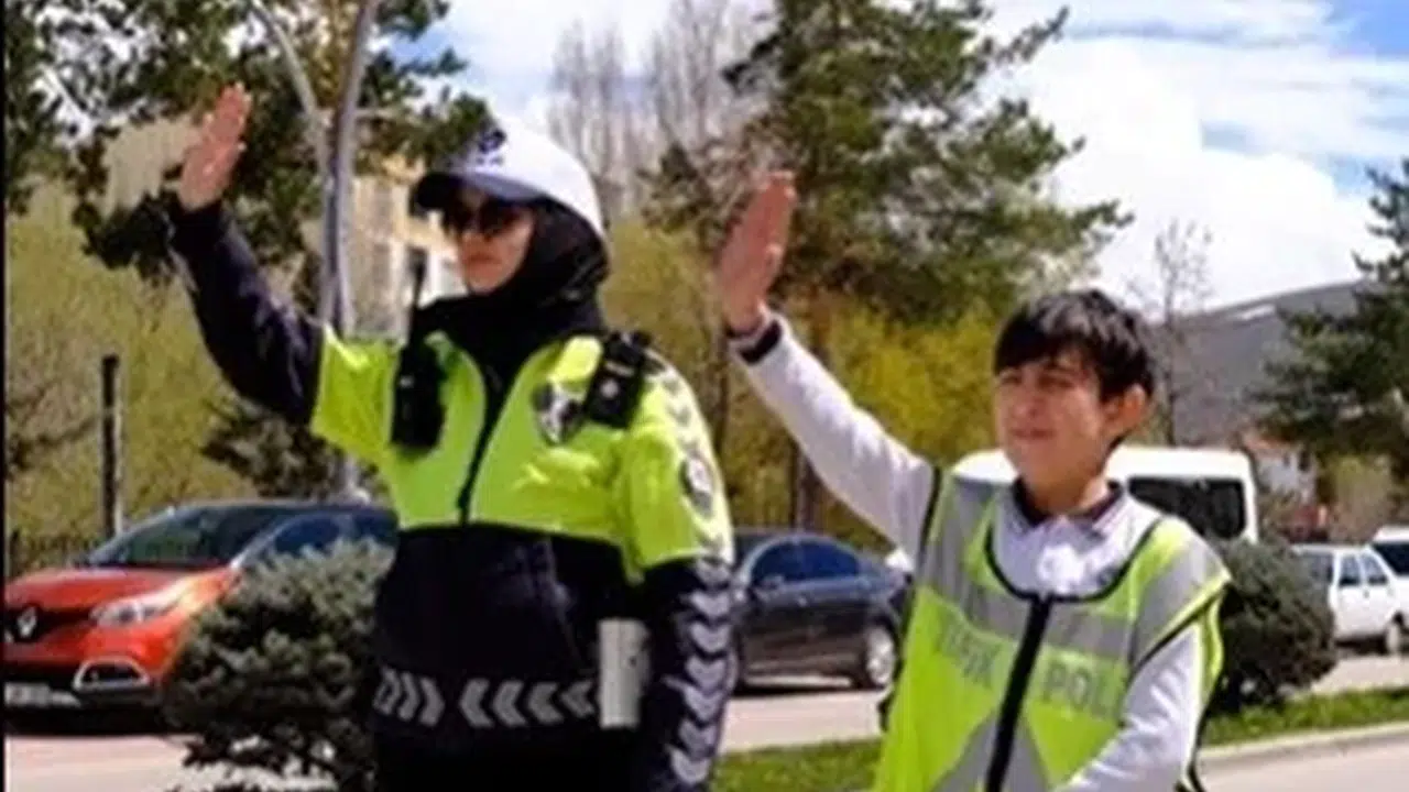 Miniklerden trafik dersi: Bayburt'ta emniyet ekipleri geleceğin sürücülerini eğitiyor