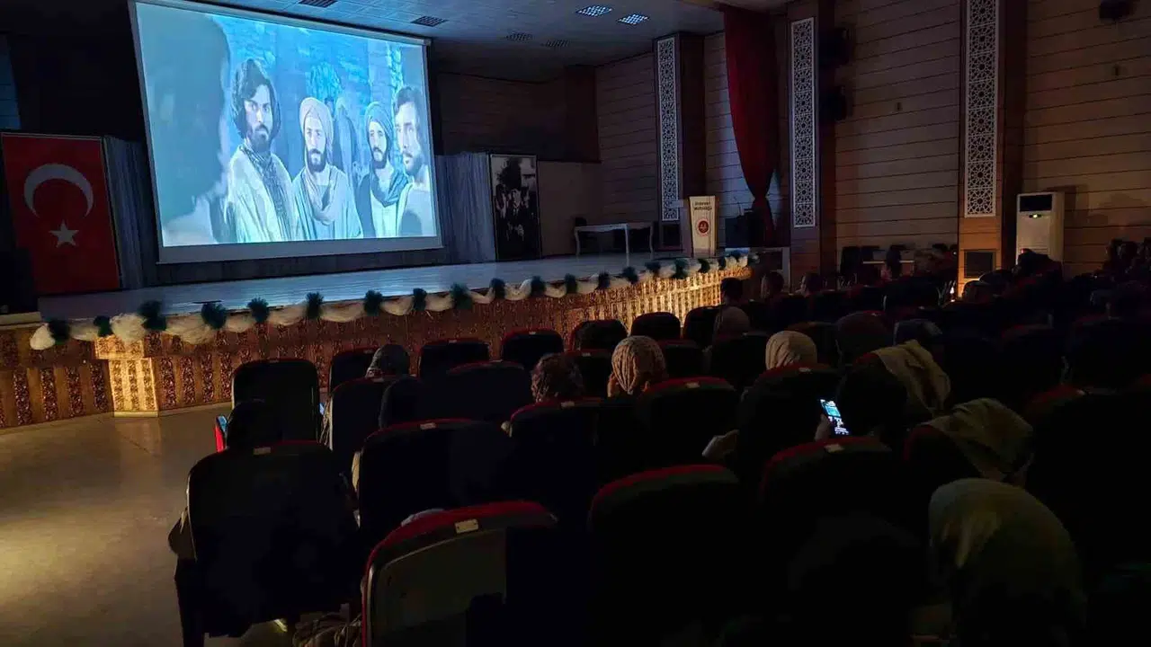 Gençler beyaz perdede Asr-ı Saadet'i keşfetti: Siyervizyon projesi Erzincan'da büyük ilgi gördü