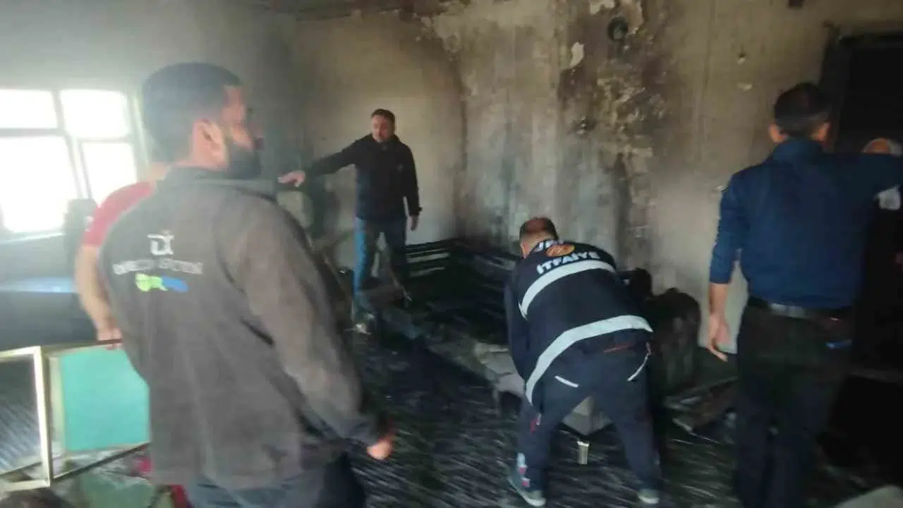 Başkale’de korkutan yangın: Alevler evi küle çevirdi