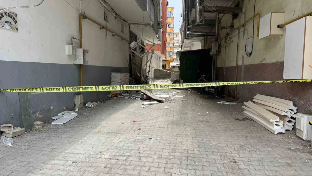 Ölümle yaşam arasındaki o ince çizgi: 5. kattan düşen işçi balkon demirlerine tutunarak hayata tutundu