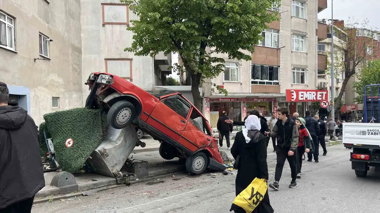 Bağcılar’da korku dolu anlar: Kontrolden çıkan su kamyonu ortalığı savaş alanına çevirdi