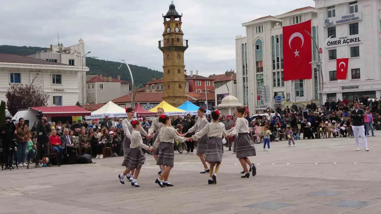 Yozgat’ta kültür rüzgarı: Dünya sahneleri Cumhuriyet Meydanı’na taşındı