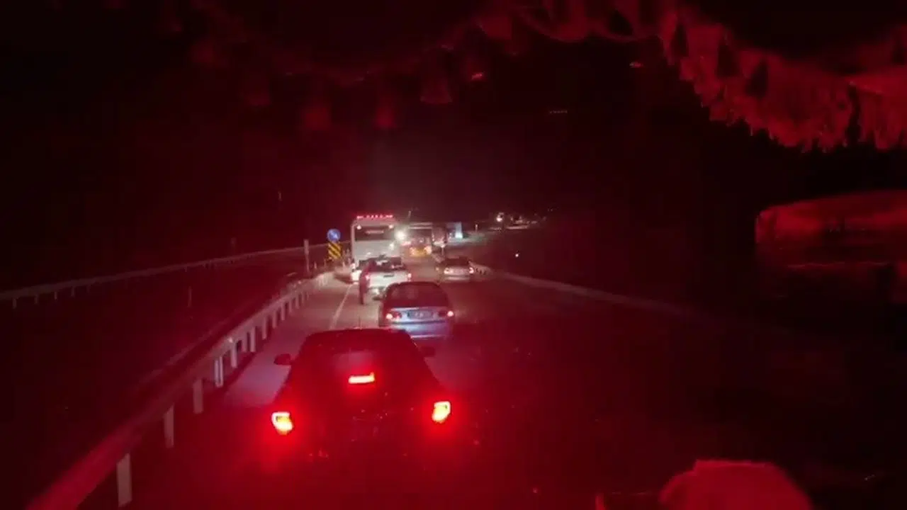 Erzincan’da geceyi kabusa çeviren kaza: Devrilen tır trafiği felç etti