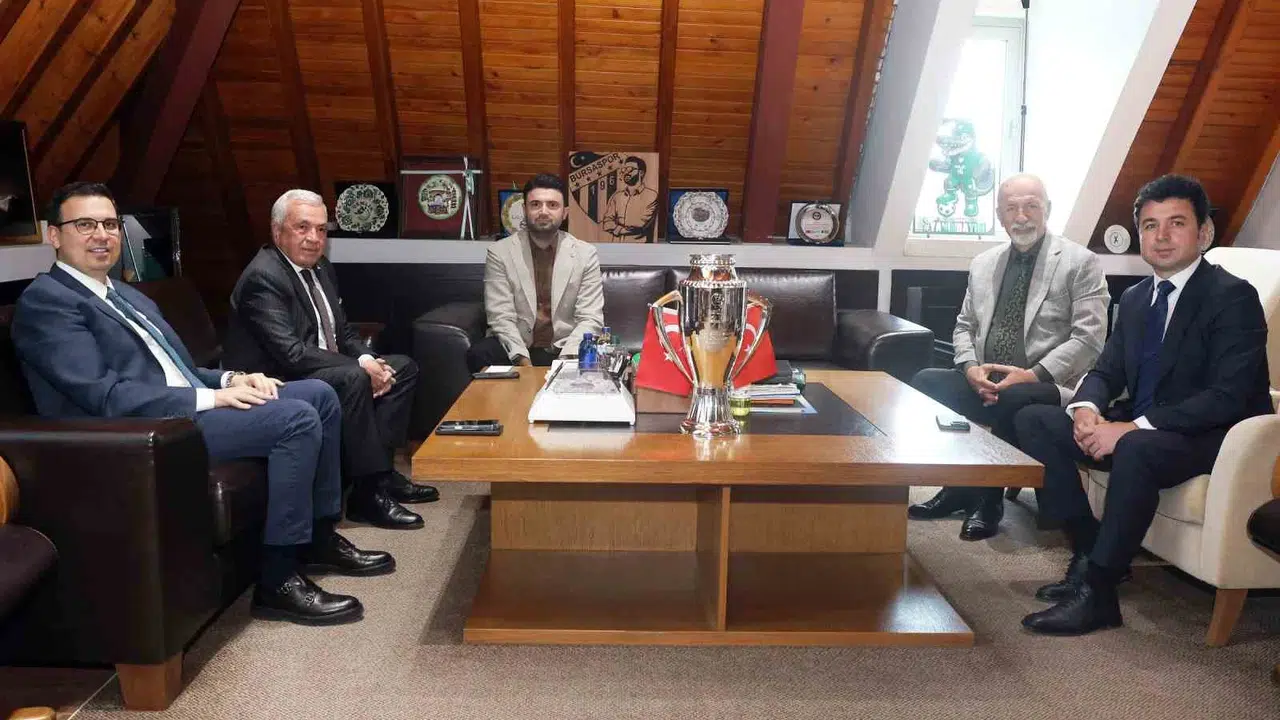 Bursaspor’un Süper Lig yürüyüşüne Nilüfer’den tam destek: Başkan Özdemir tesislerde moral verdi