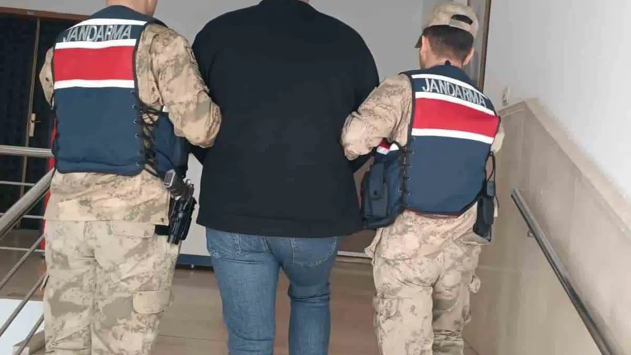 Adalet peşini bırakmadı: Hakkında hapis cezası bulunan firari Karaköprü’de enselendi