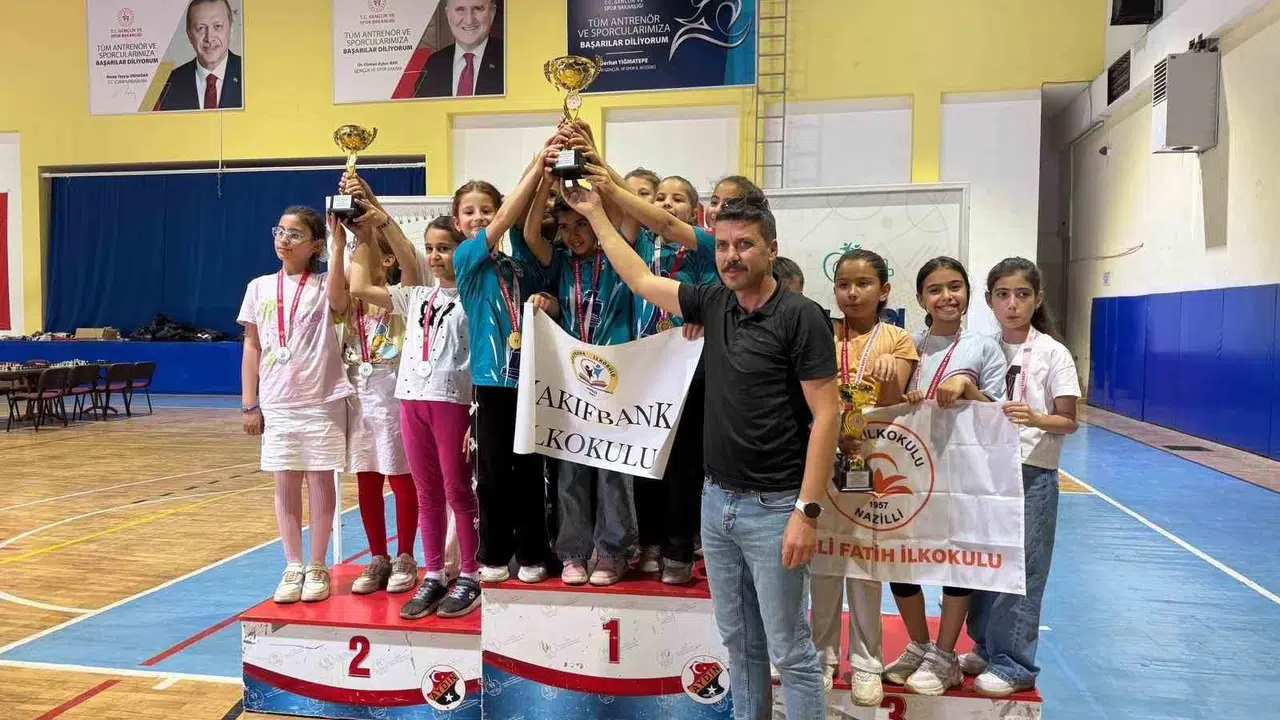 Hamleleriyle rakiplerine nefes aldırmadılar: Vakıfbank İlkokulu zirveyi kimseye bırakmadı