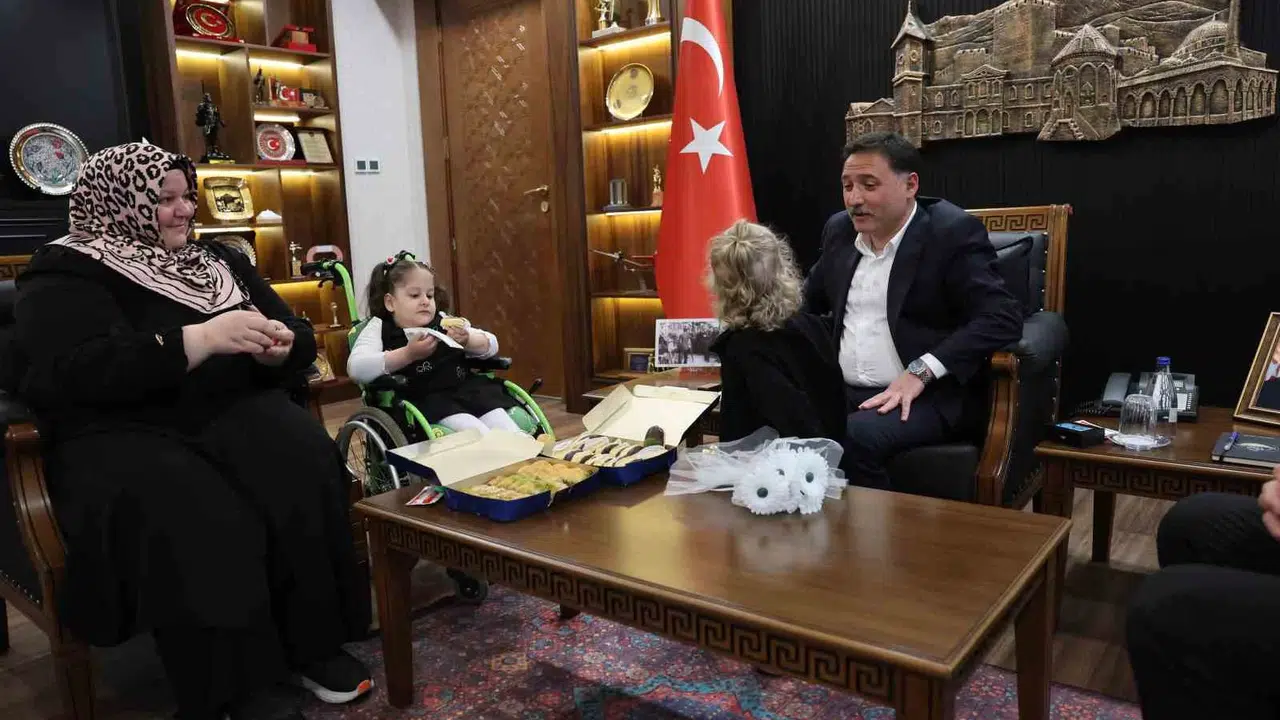 Kayseri'de tatlı krizine esprili çözüm: Vali Çiçek, küçük Rüveyda'yı makamında ağırladı