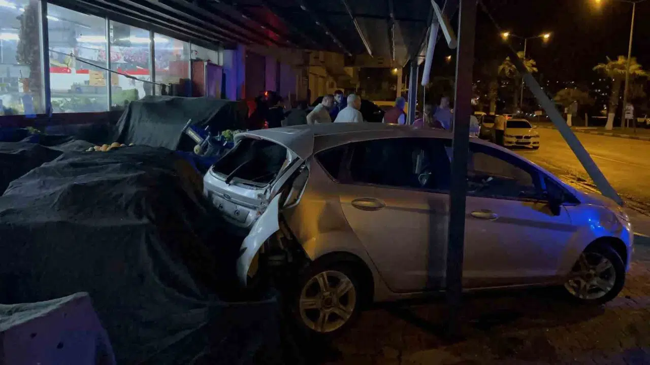Osmaniye’de korku dolu anlar: Kontrolden çıkan otomobil manav reyonunu savaş alanına çevirdi
