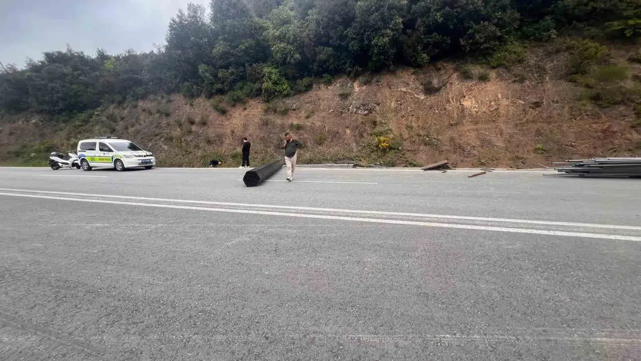 Ereğli'de dehşet anları: Yük taşıyan tır devrildi, sürücü araçta sıkıştı