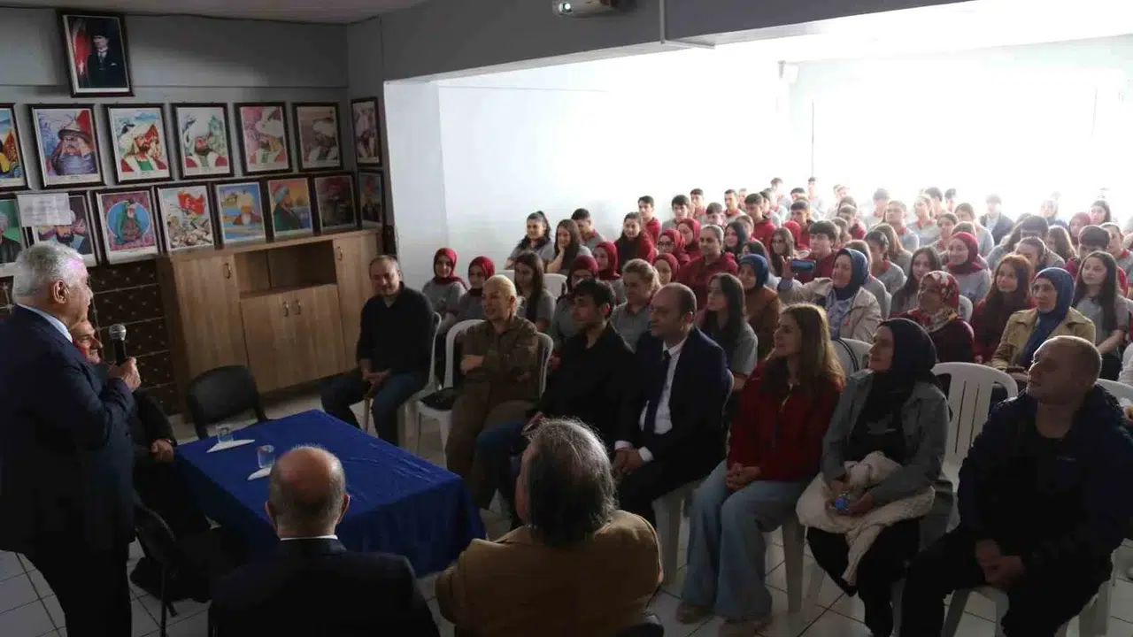 37 yıl önce kurduğu okulun sıralarına geri döndü: O gün ağladığı kağıt, bugün binlerce hayata dokundu