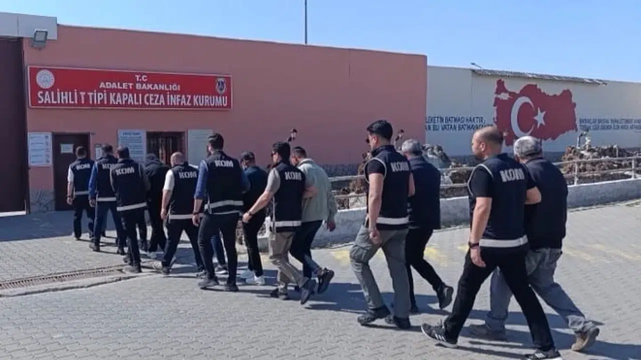 Manisa'da tefecilik şebekesine ağır darbe: 100 adrese baskın yapıldı, 9 kişi demir parmaklıklar ardında