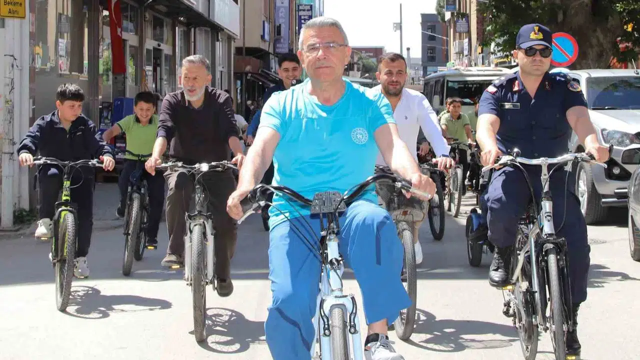 Başkan Güler gençlerle aynı tempoda: 19 Mayıs'ı bisiklet sürerek kutladılar