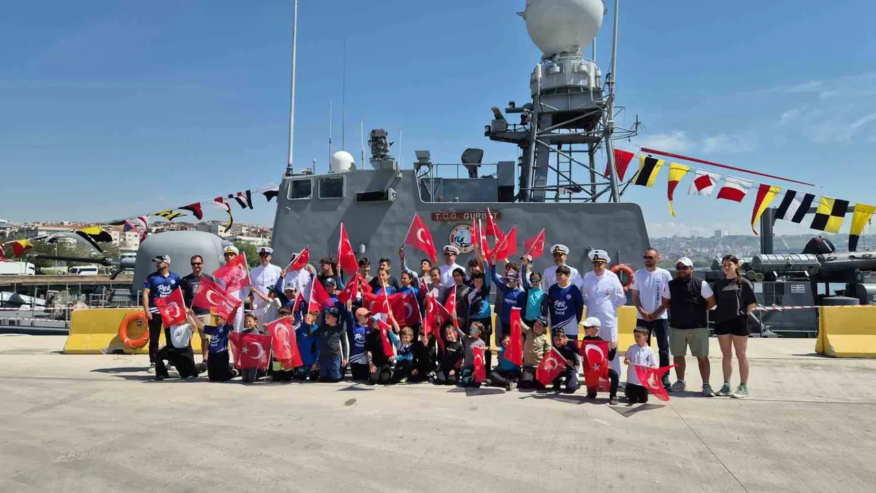 Tekirdağ’da 19 Mayıs coşkusu: TCG Grubet limana demir attı, vatandaşlar akın etti
