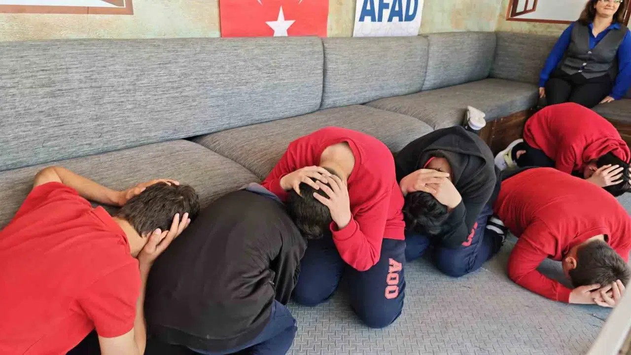Aliağa'da sarsıcı deneyim: Deprem gerçeğiyle yüzleştiler