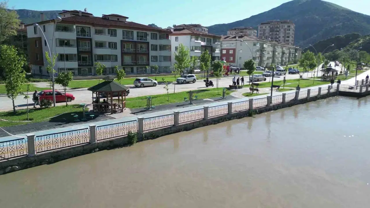 Amasya’da Yeşilırmak alarmı: Okullara iki günlük zorunlu ara