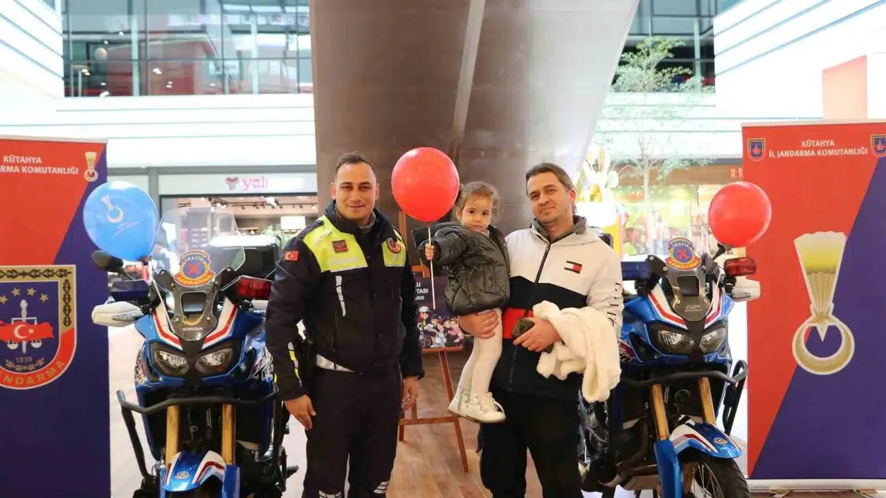 Kütahya’da trafik seferberliği: Jandarma miniklerle buluştu, kuralları oyunla anlattı