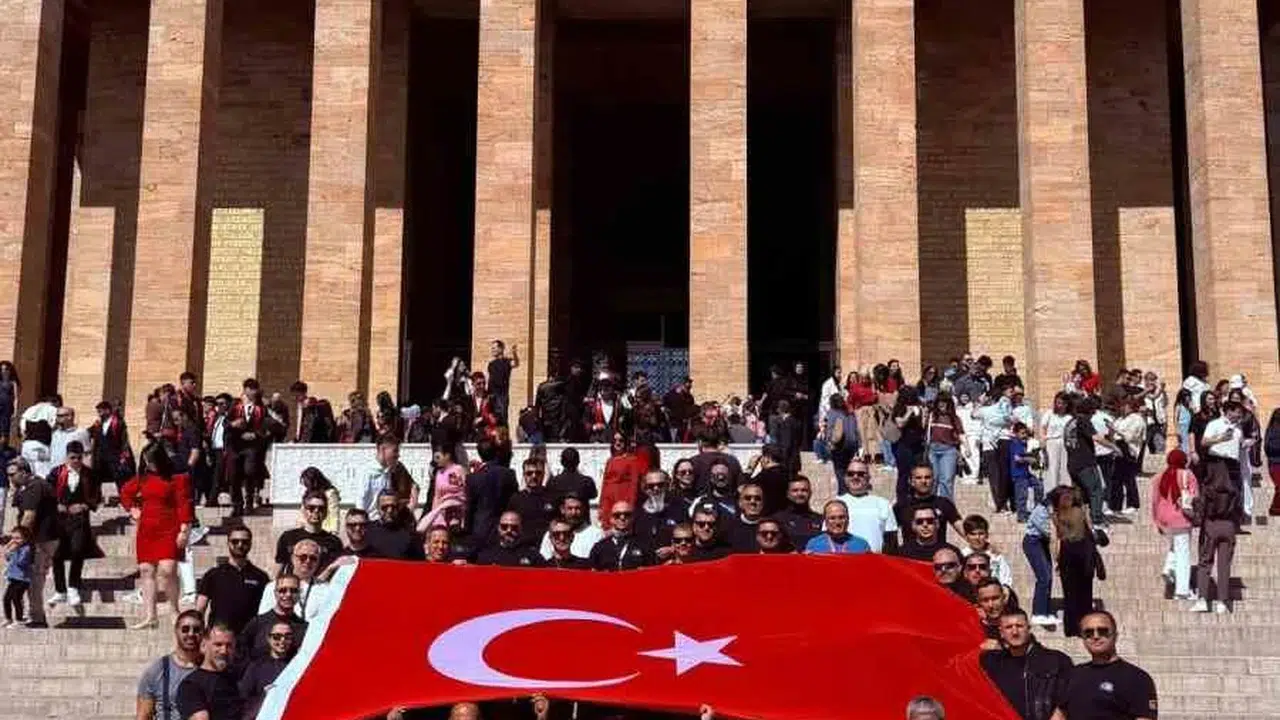 Motor tutkunlarından Ata’ya vefa sürüşü: 1100 kilometrelik gurur rotası