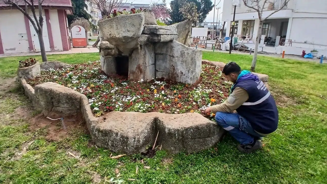 Efeler’de çocukların yüzü gülüyor: Parklar baştan aşağı yenilendi