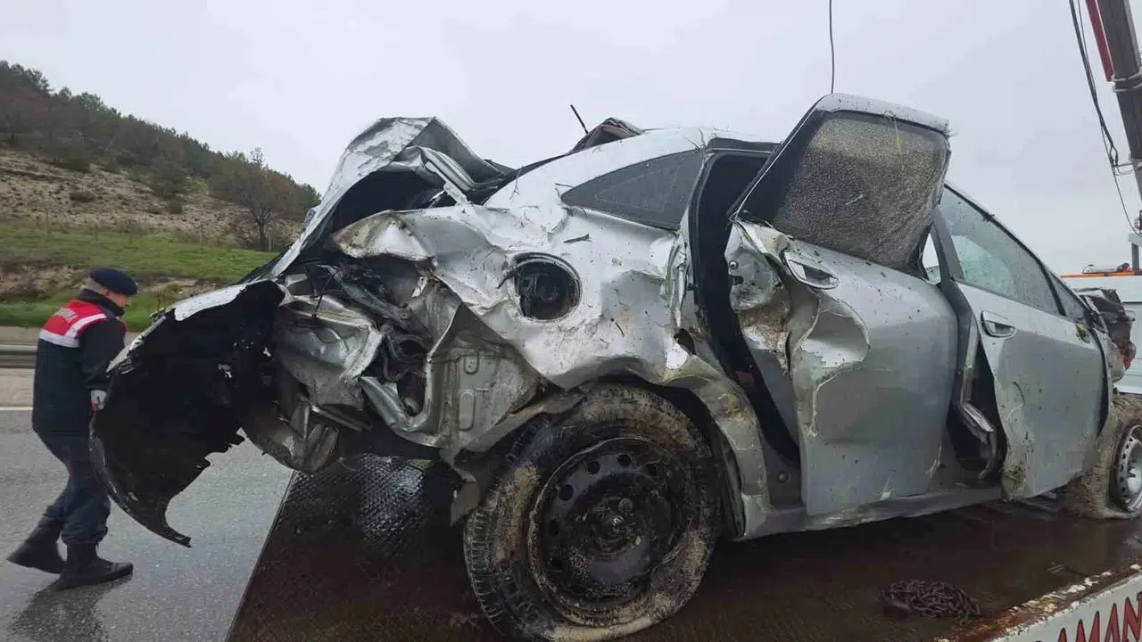 Kütahya yolunda feci son: Bariyerleri aşan otomobil 60 metrelik uçuruma uçtu