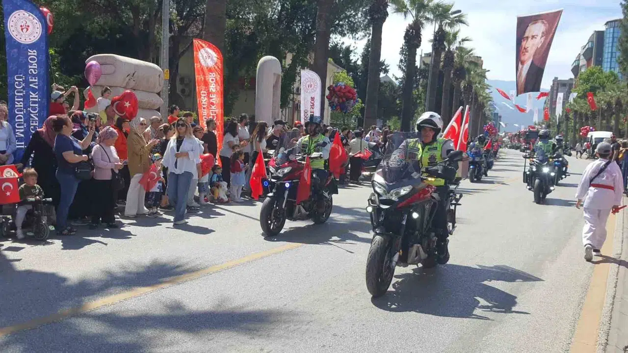 Denizli'de 19 Mayıs coşkusu: Gençlik bayramı kortejle sokaklara taştı