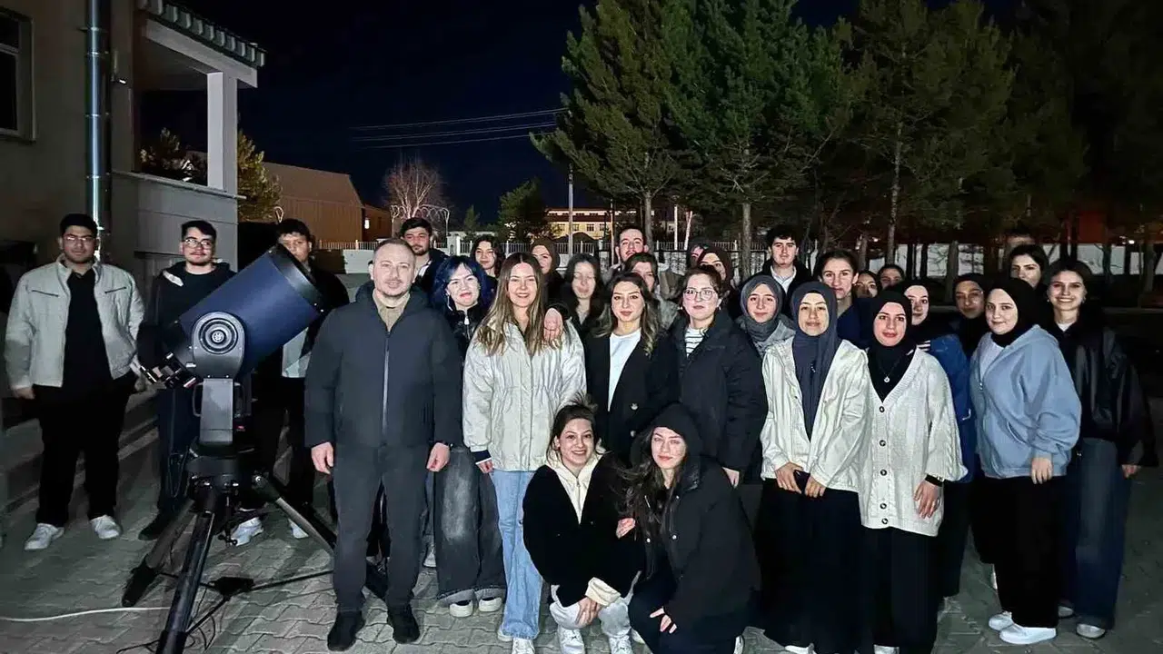 Gözler gökyüzüne çevrildi: Erzincan’da dev teleskoplarla uzay yolculuğu