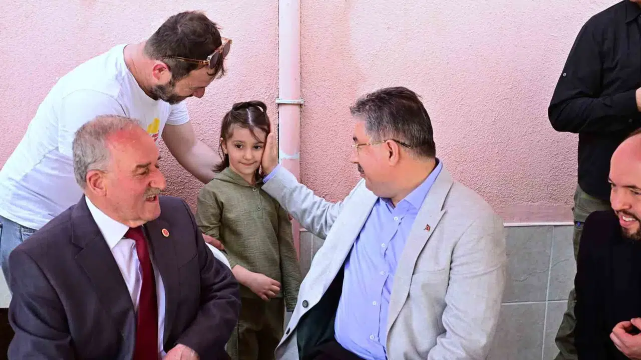 Sazova’da on yıllık gelenek: Vali Yılmaz hemşehrileriyle dua sofrasında buluştu