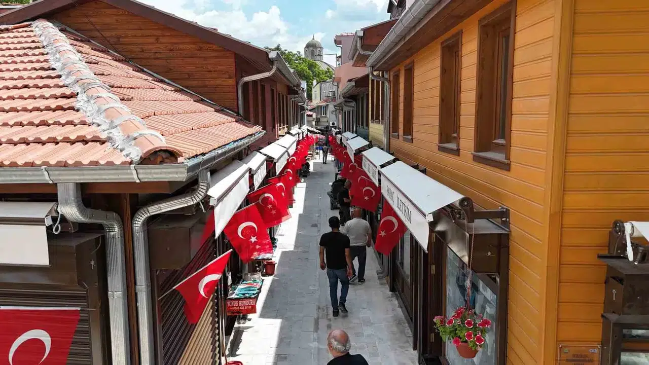 Edirne’nin kalbinde nostalji rüzgarı: Dar Çarşı yeni yüzüyle kapılarını açtı
