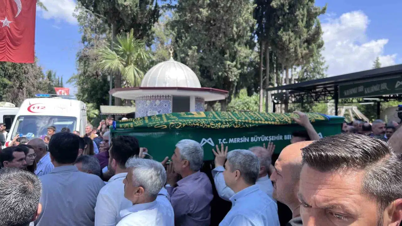 Mersin’i yasa boğan katliam: 5 kurban son yolculuğuna gözyaşlarıyla uğurlandı