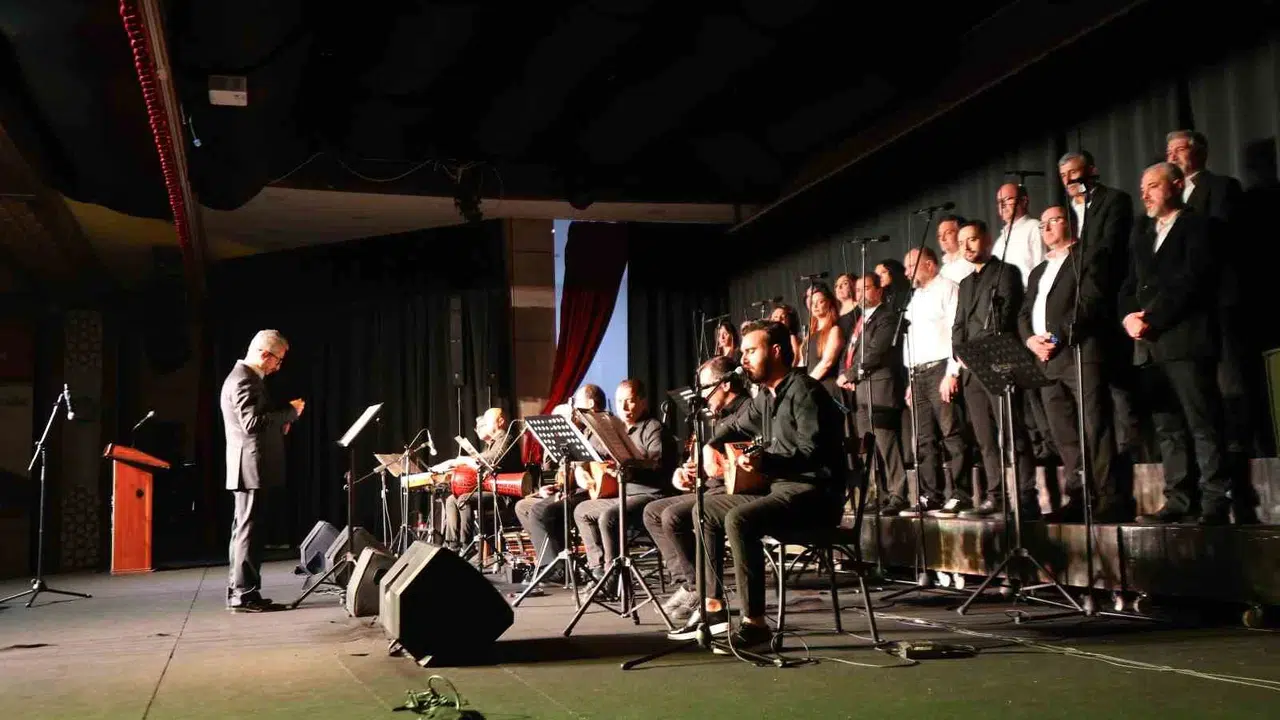 Yunusemre’de türkü rüzgarı esti: Salonu dolduranlar Anadolu’nun sesinde buluştu
