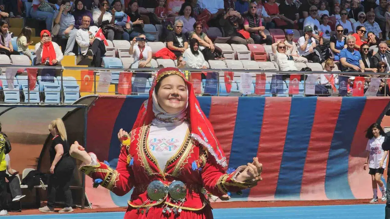 Zonguldak’ta bayram coşkusu: 107 metrelik dev bayrakla gövde gösterisi
