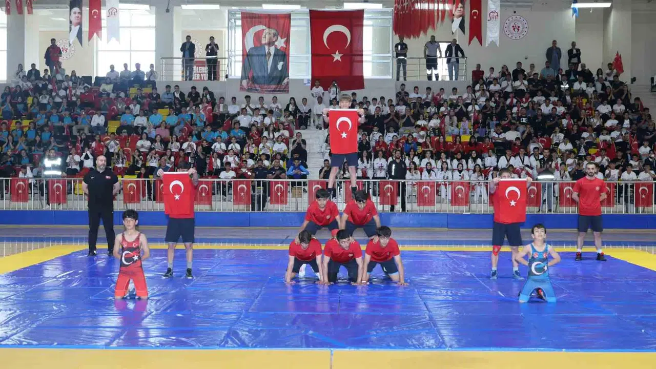 Siirt’te 19 Mayıs heyecanı: Gençler hünerlerini sergiledi, başarılar ödüllendirildi