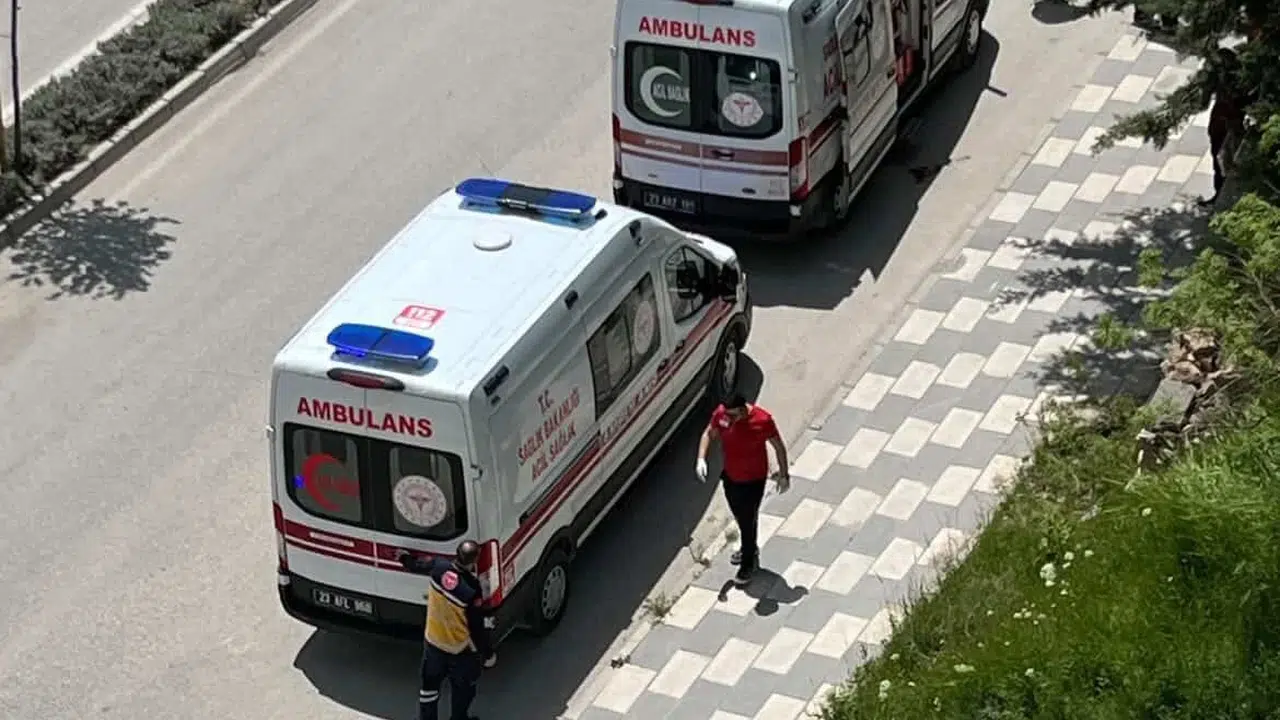 Elazığ'da motosiklet dehşeti: Yola savrulan iki kişi hastanelik oldu