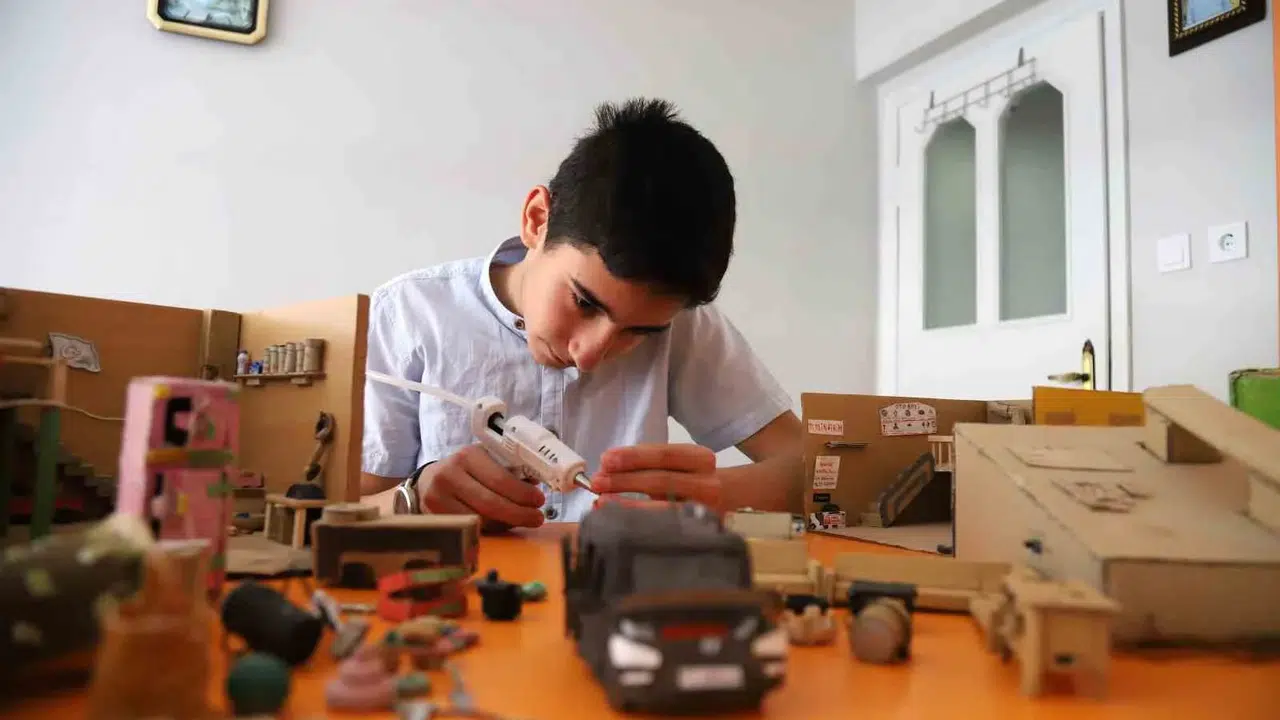Çöpe gidecekleri sanat eserine dönüştürdü: 14 yaşındaki Gökay’ın minyatür dünyası
