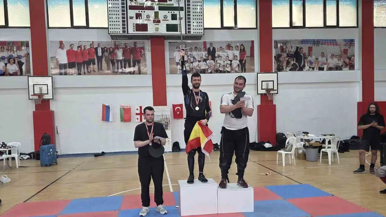 Eskişehir’in gururu oldu: Kılıçların çarpıştığı arenada kürsüye çıktı