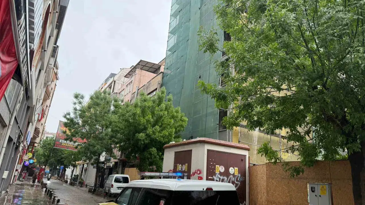 Eskişehir’de korkutan kaza: İnşaat işçisi boşluğa çakıldı