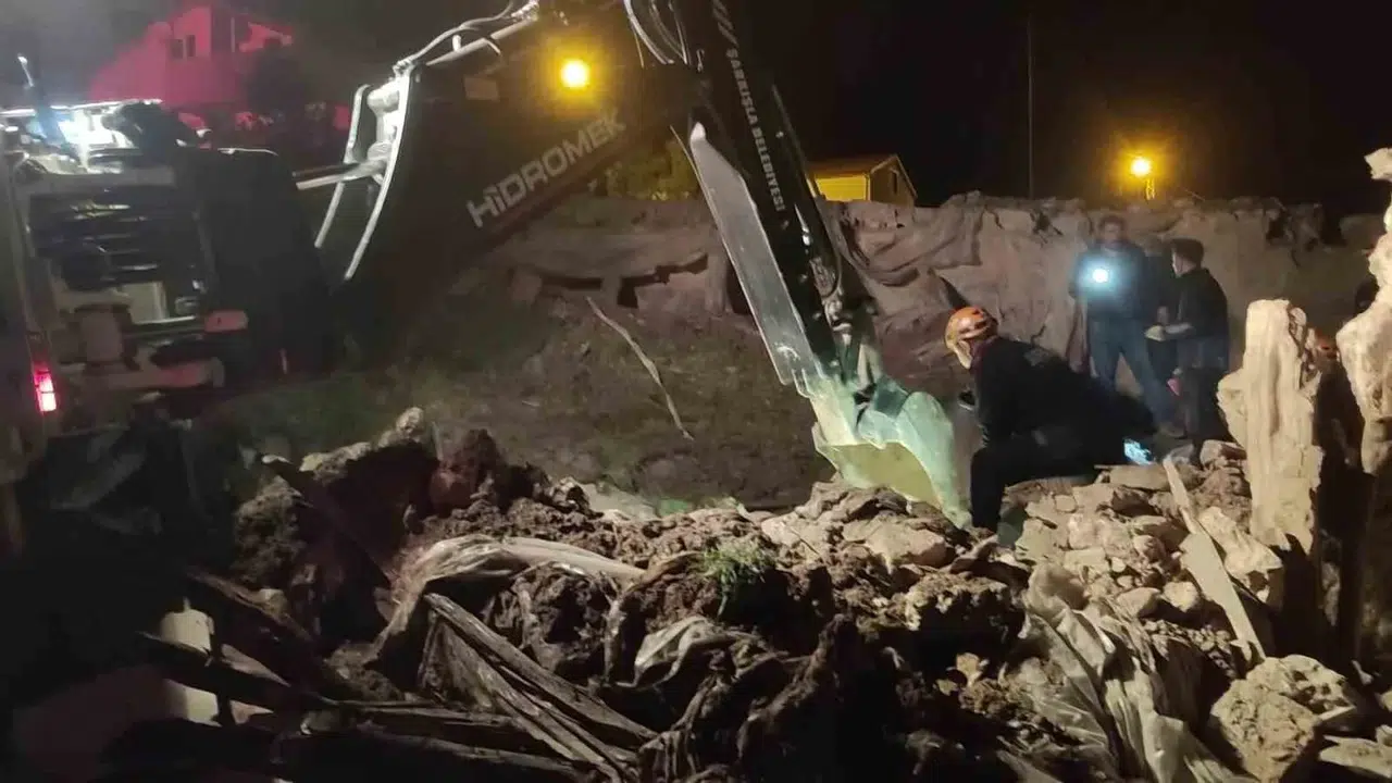 Sivas’ta korkutan olay: Bir anda çöken çatı ağılı mezara çevirdi