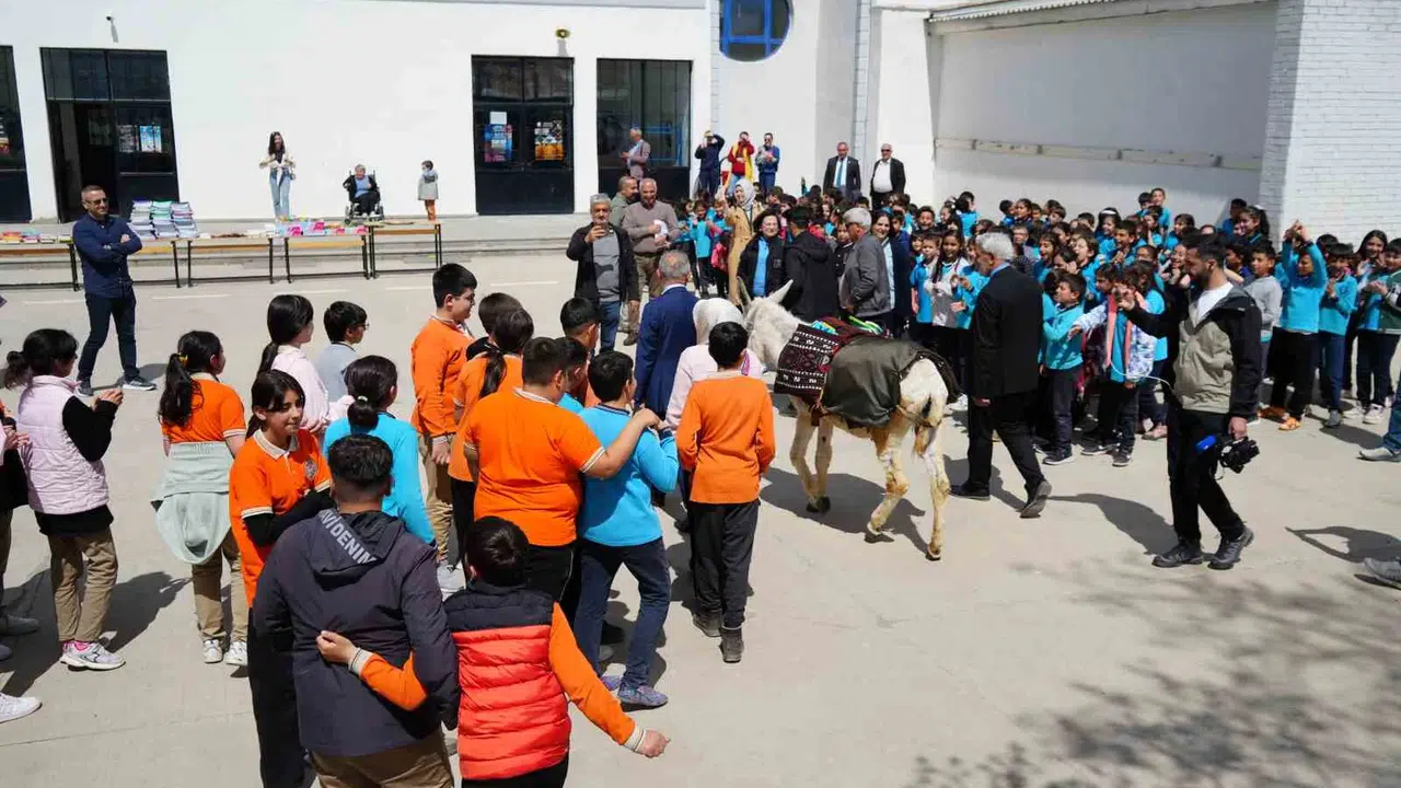 Sırtında kitaplarla Anadolu yollarında: Eşekli Dostoyevski Erzincan’daki çocuklara umut taşıdı