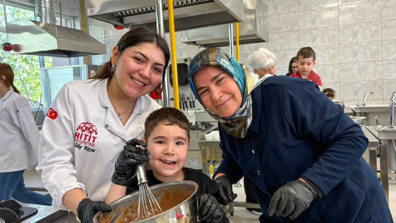 Mutfakta kuşaklar buluştu: Büyükanneler ve torunlar aynı önlüğü paylaştı