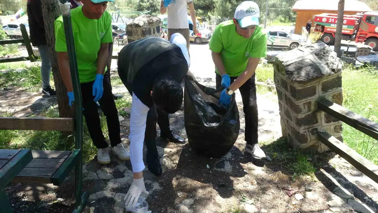 Vali Kalaylı eline çöp poşetini aldı: Doğayı korumak sadece bir görev değil, bir yaşam biçimidir