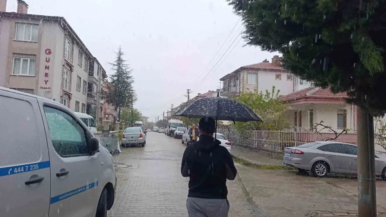 Mayıs ayında kış sürprizi: Afyonkarahisar beyaza büründü, vatandaşlar şaşkına döndü