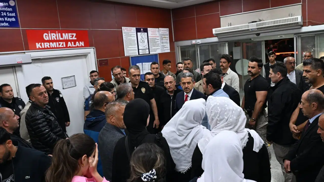 Voleybol sahasında korku dolu anlar: Isınırken fenalaşan genç hayata döndürüldü