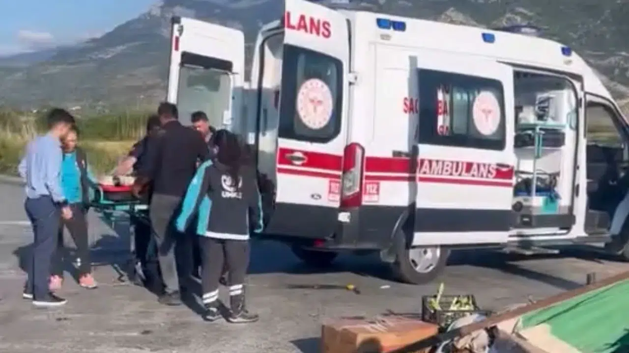 Söke yolunda dehşet anları: Kamyonet takla attı