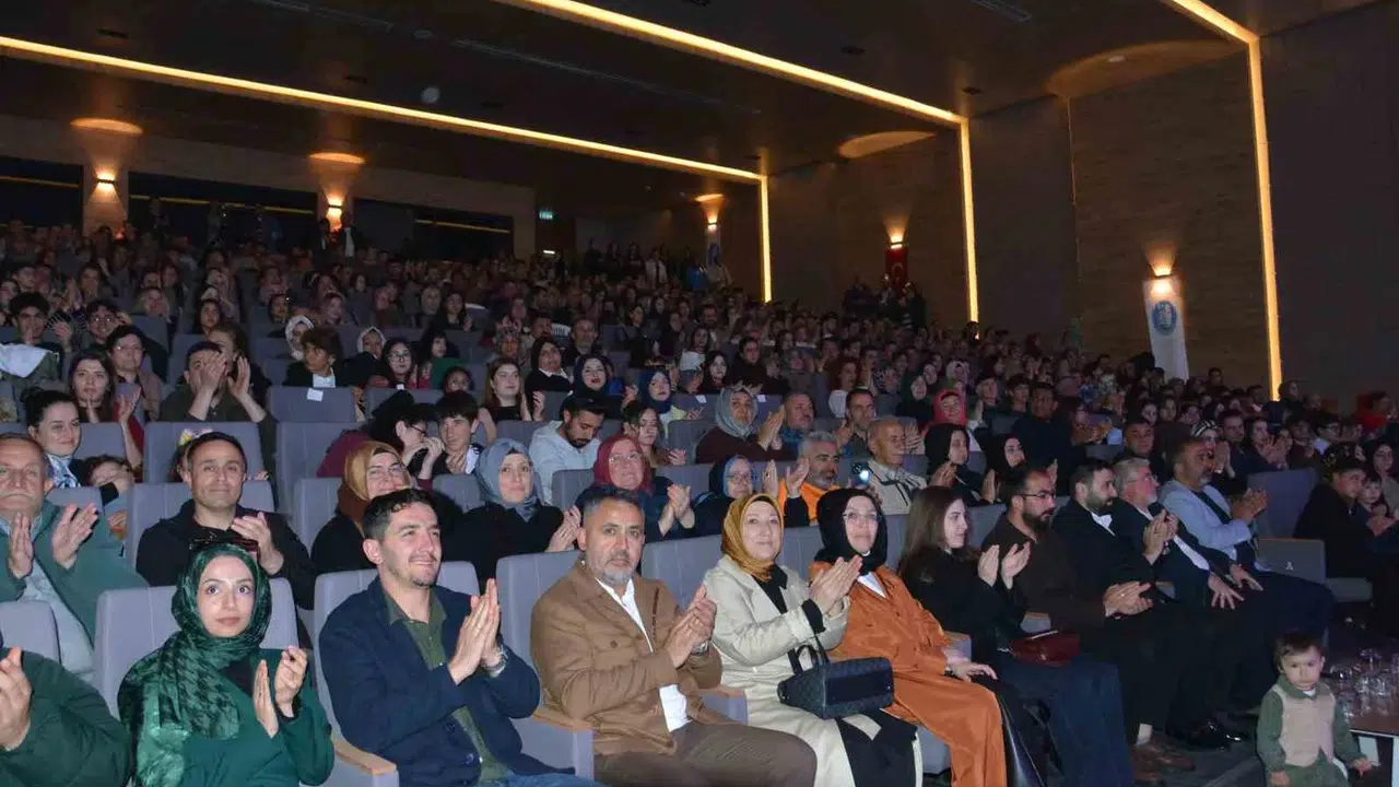 Çorum'da 19 Mayıs coşkusu: Genç sesler sahnede devleşti