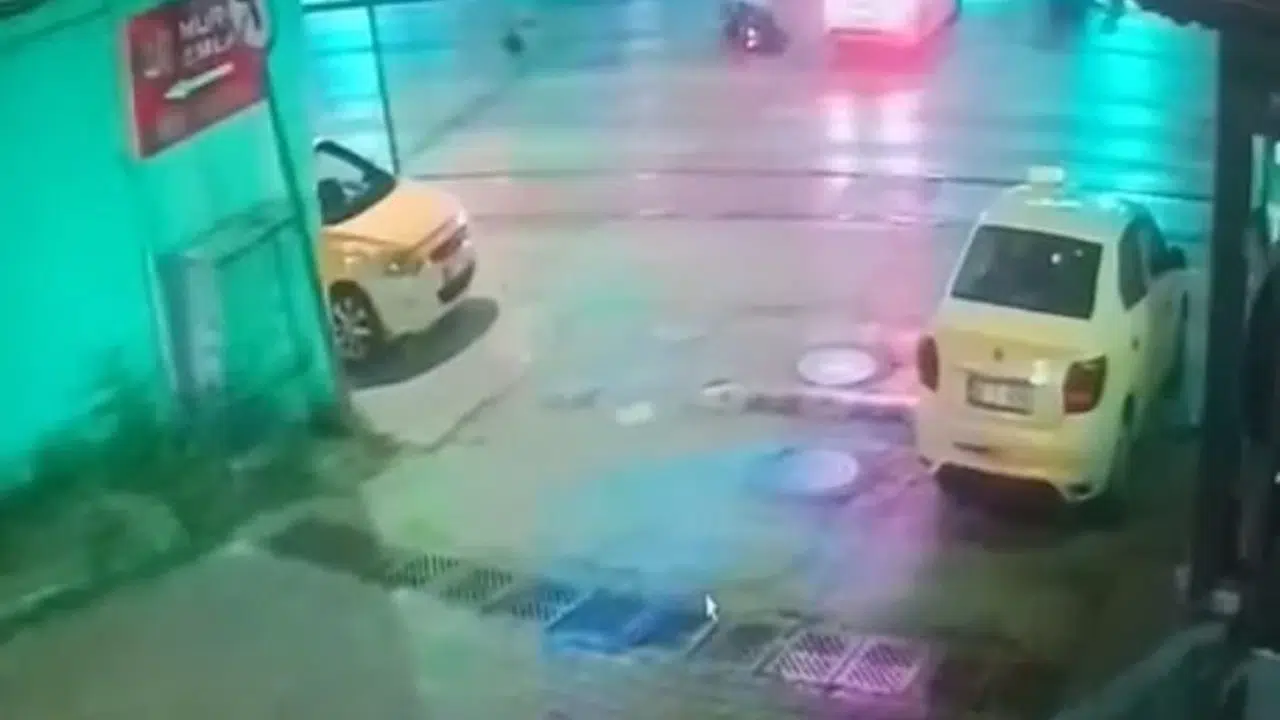 Altıparmak Caddesi'nde yasaklı manevra can yaktı: Motosikletli sürücü hastanelik oldu